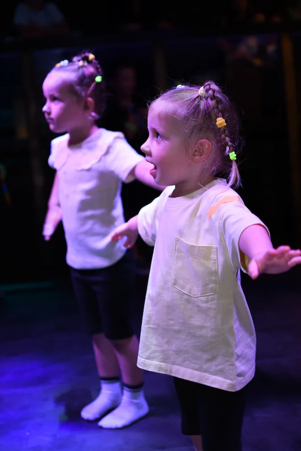 Kinder tanzen voller Freude und Energie bei Katharsis Dance